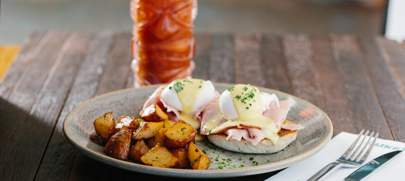 Poached eggs with hollandaise sauce and potatoes